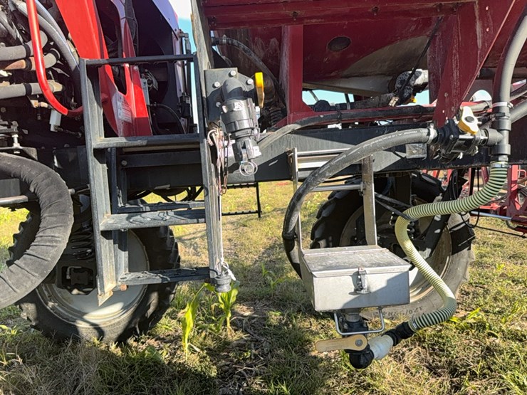 case-ih-3185-patriot-sprayer-image-76