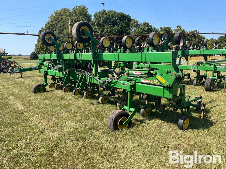 john-deere-845-image-1