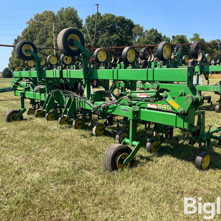 JOHN DEERE 845