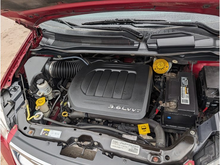 2016-chrysler-town-&-country-image-10