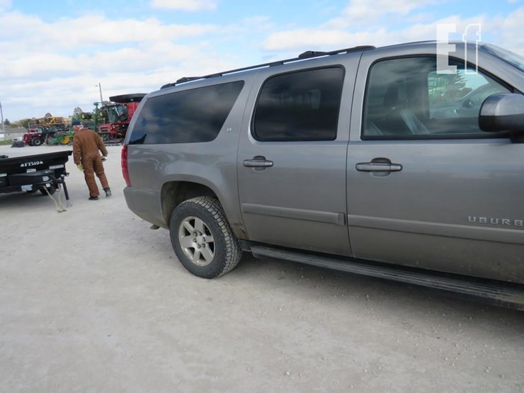 2008-chevrolet-suburban-image-5