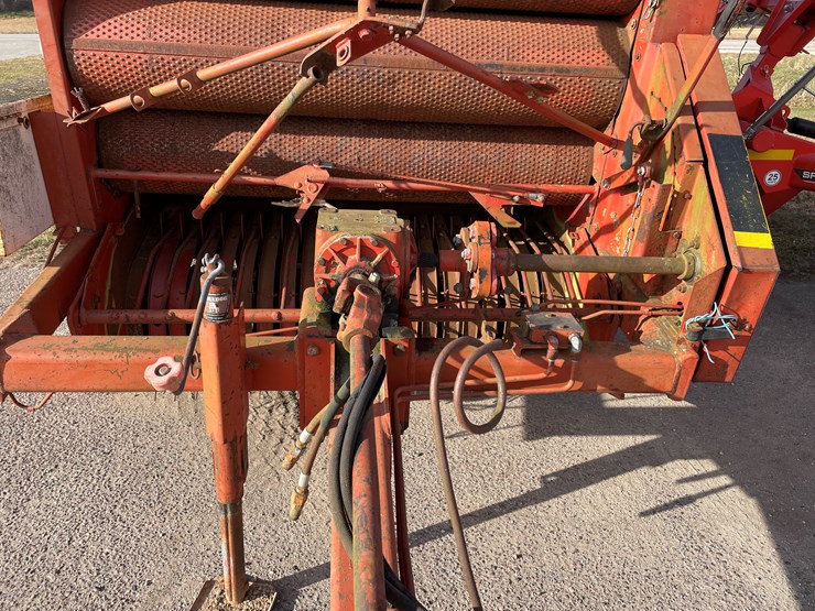 #1408-•-omc-596-roll-baler-image-13