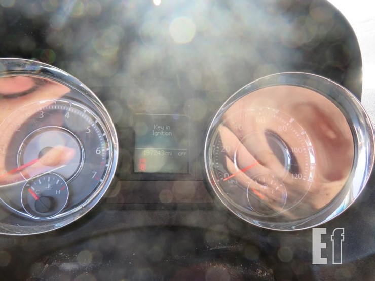 2012-chrysler-town-&-country-image-11