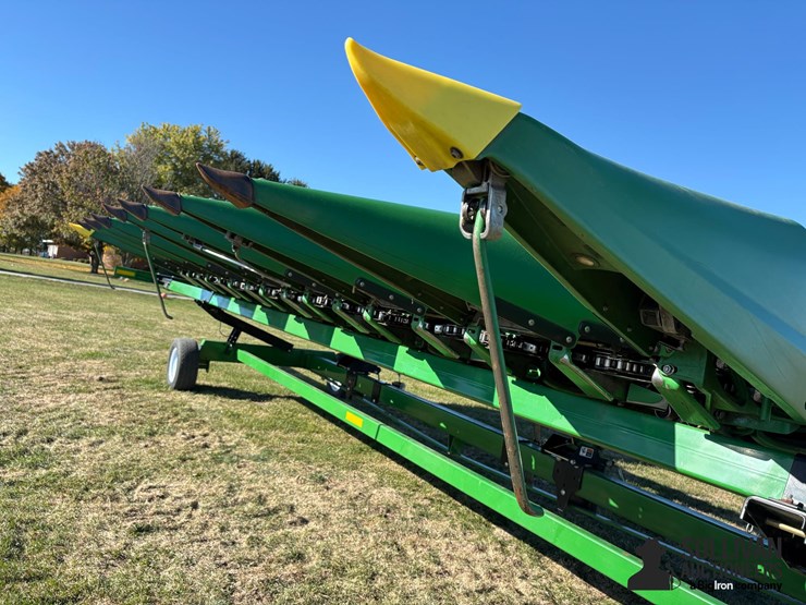 2022-john-deere-c8r-image-17