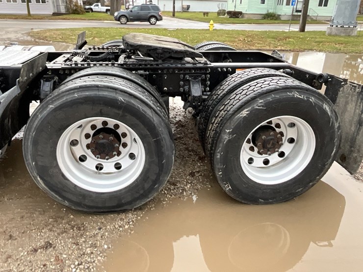 2012-mack-cxu613-day-cab-image-11