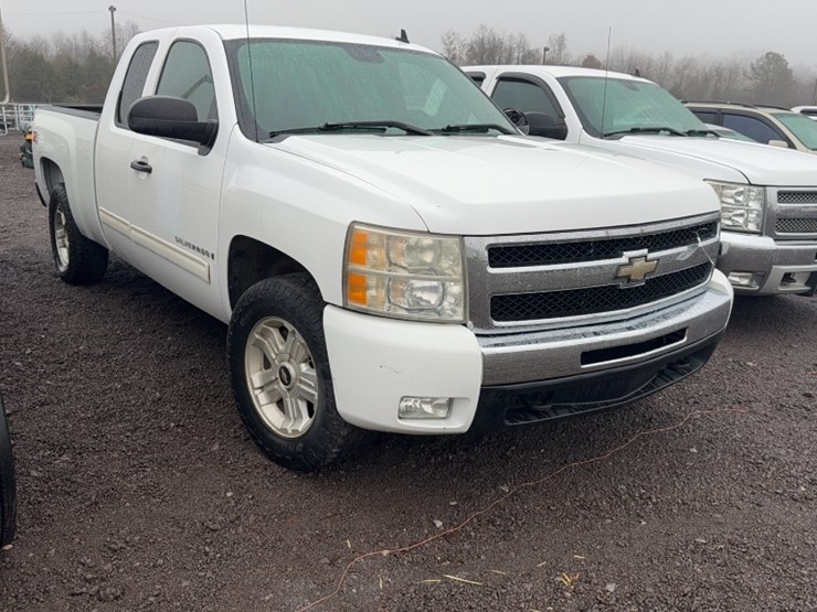 #3020-•-2009-chevy-silverado-z71-pickup-truck-image-3