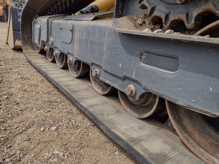 23-deere-331g-image-23