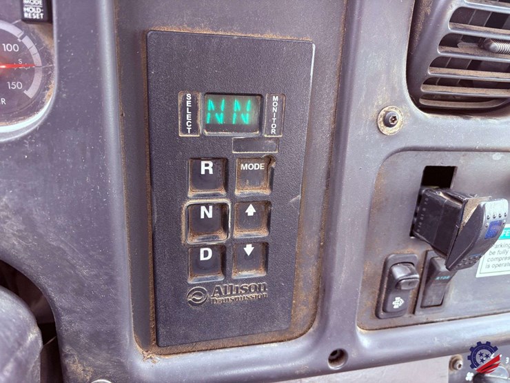 2009-freightliner-m2-106-image-86