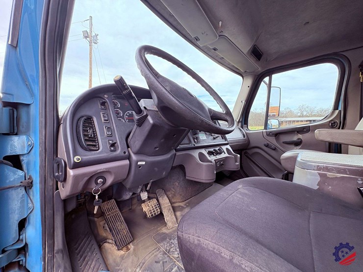 2009-freightliner-m2-106-image-77