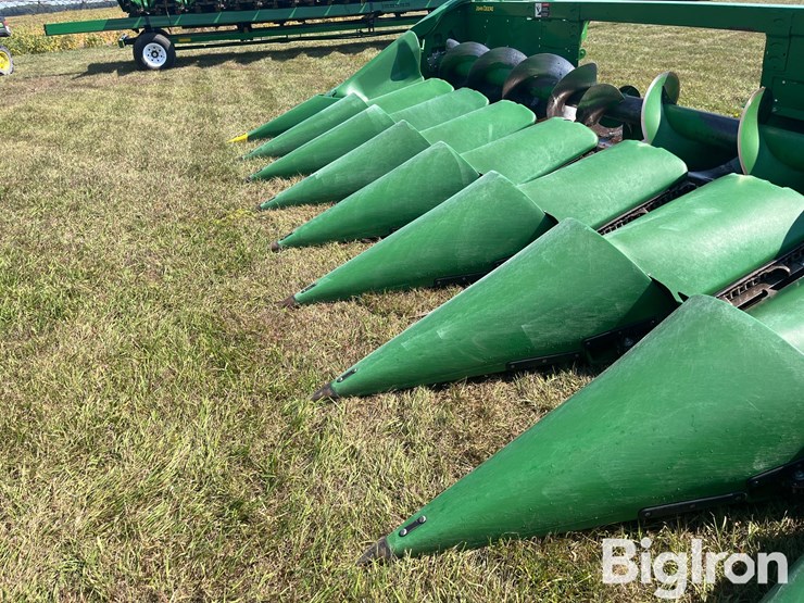 2021-john-deere-c8r-image-10