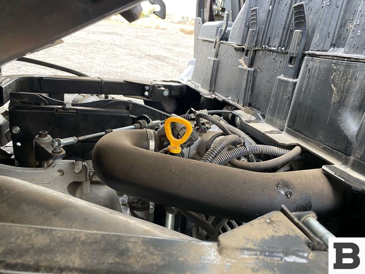 2021-john-deere-gator-image-27