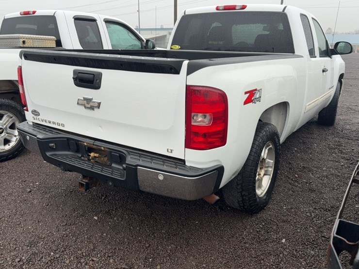 #3020-•-2009-chevy-silverado-z71-pickup-truck-image-8