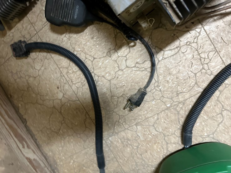 #34446-•-kenwood-tkr-20-receiver,-3-radios,-&-2400watt-power-inverter-location:-site-1e-image-9