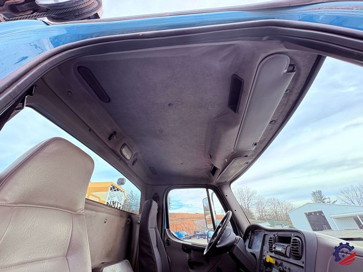 2009-freightliner-m2-106-image-71