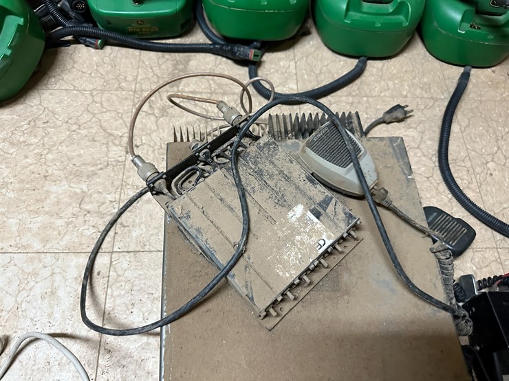 #34446-•-kenwood-tkr-20-receiver,-3-radios,-&-2400watt-power-inverter-location:-site-1e-image-7