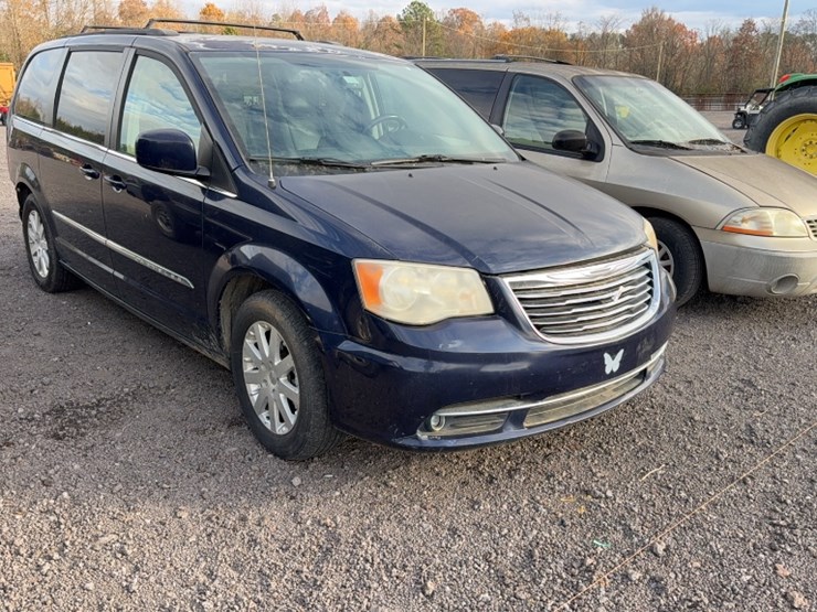 2014-chrysler-town-&-country-image-3