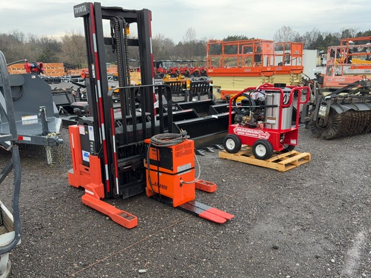 #2033-•-toyota-walk-behind-pallet-jack-image-2