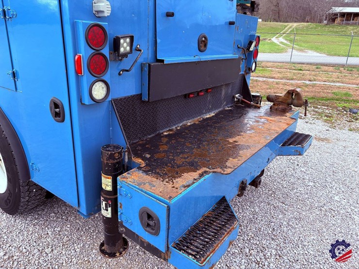 2009-freightliner-m2-106-image-45