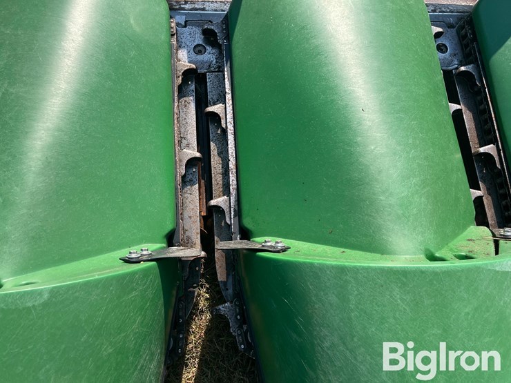 2021-john-deere-c8r-image-15