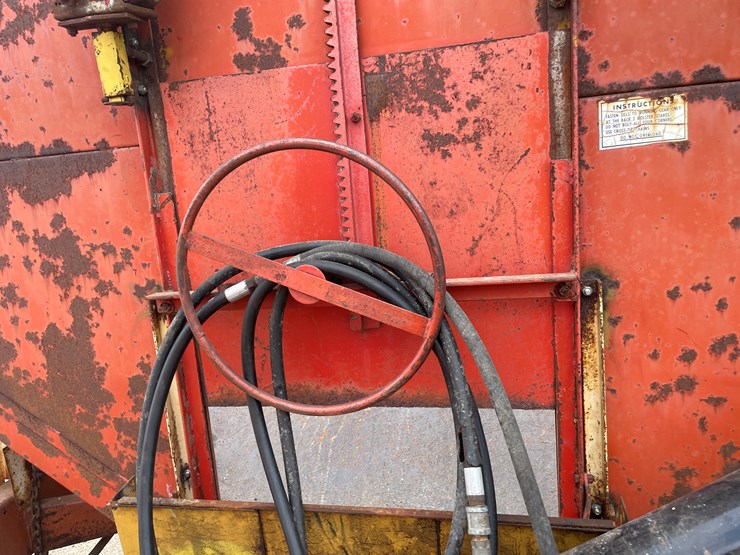 #1467-•-bushnell-gravity-cart-with-auger-image-16