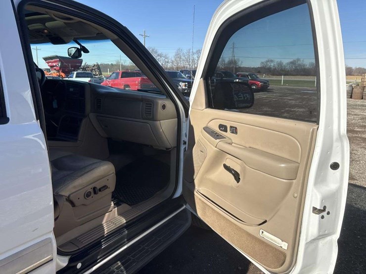 2005-chevrolet-suburban-image-19