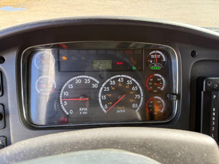 2013-freightliner-m2-box-truck-image-16