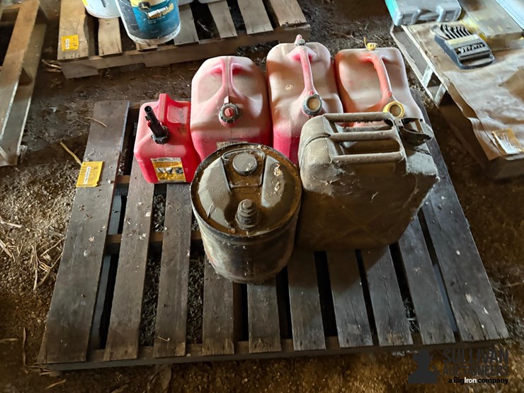 misc-pallet-of-gas-cans-image-8