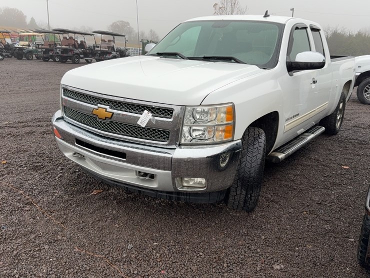 #3018-•-2013-chevy-silverado-pickup-truck-image-1