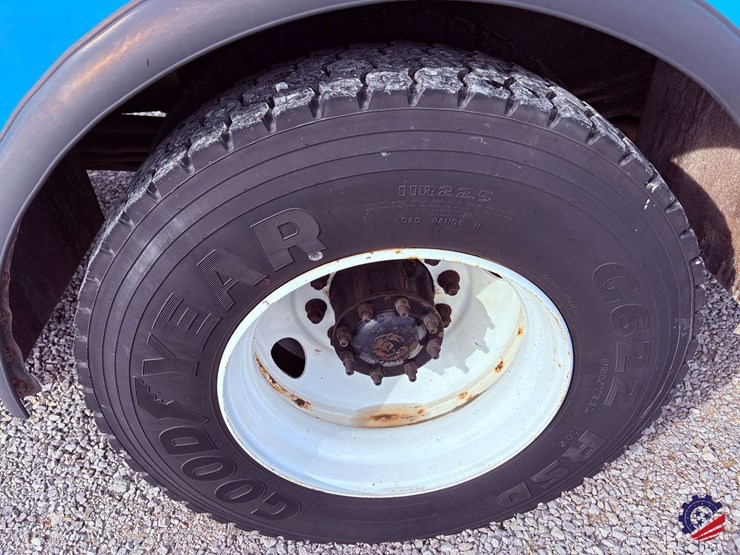 2009-freightliner-m2-106-image-13