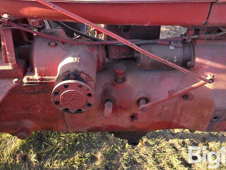 1952-farmall-h-2wd-tractor-image-17