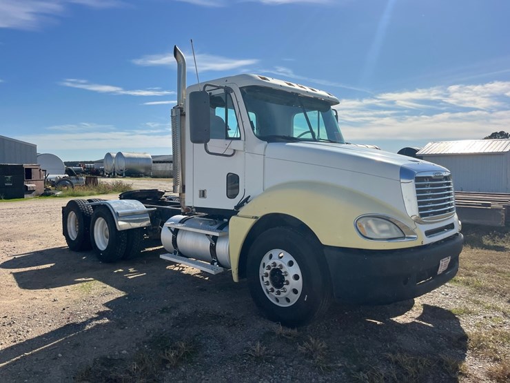 2007-freightliner-cloumbia-120,450-hp-mercedes,-10-speed,-good-rubber,-11r-22.5-tires-on-budd-wheels,-cold-ac,-clean-clean-truck,-779,000-miles,-image-6