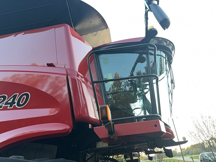 2018-case-ih-8240-image-131