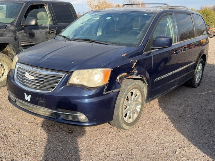 2014-chrysler-town-&-country-image-1