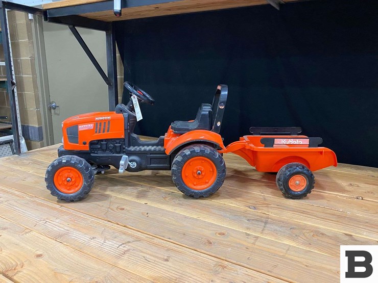 kubota-m7171-premium-kvt-toy-pedal-tractor-and-trailer-image-2