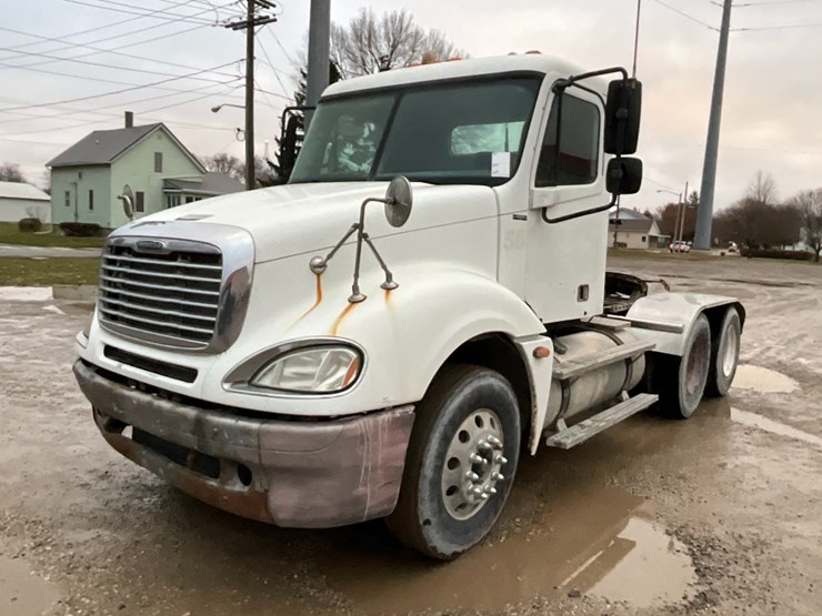 2006-freightliner-cl120-day-cab-image-2