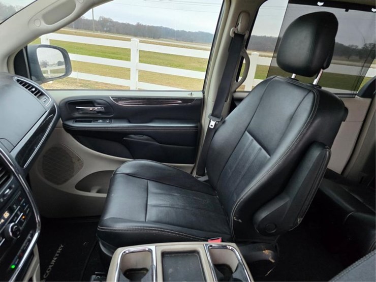 2013-chrysler-town-&-country-image-21