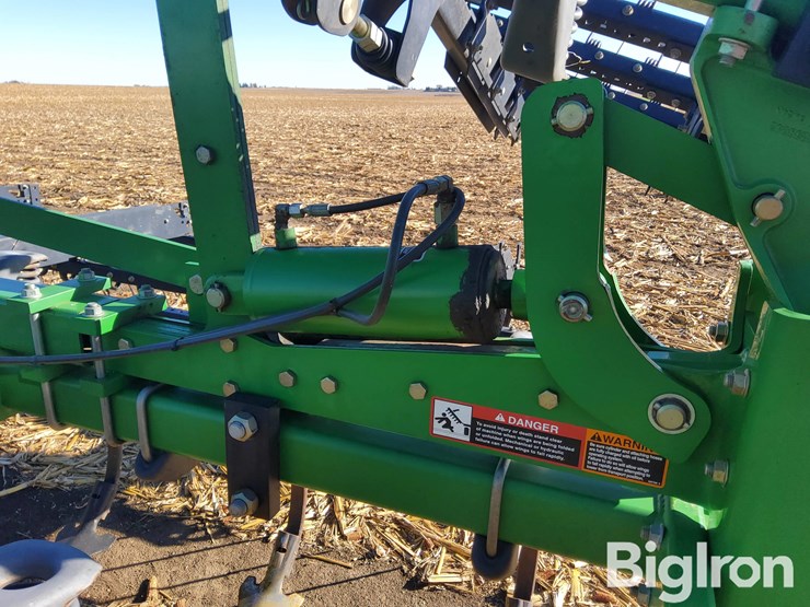 2011-john-deere-2210l-image-17