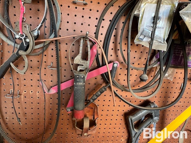 steel-workbench-&-supplies-image-16