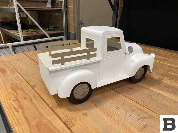 metal-display-vintage-pickup-image-4