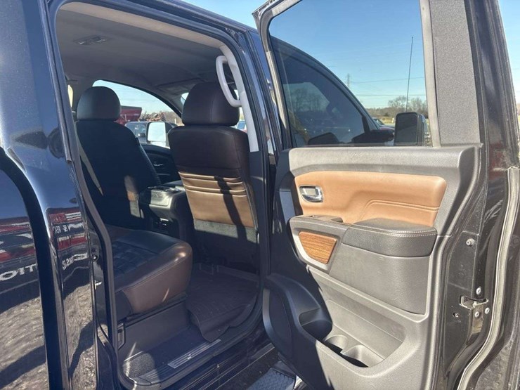 2016-nissan-titan-image-17