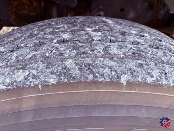 2009-freightliner-m2-106-image-19