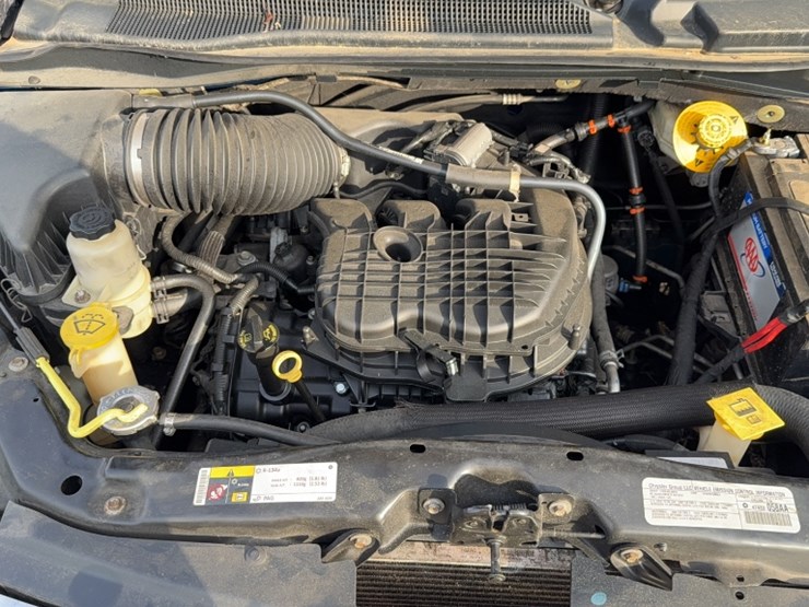 2014-chrysler-town-&-country-image-19