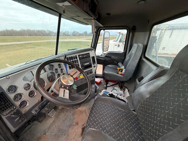 2014-mack-cxu613-semi-image-16