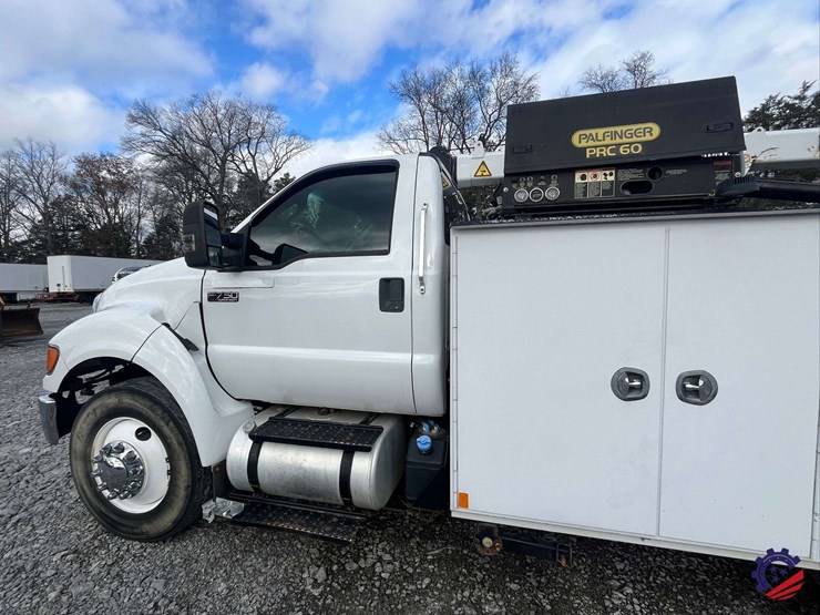 2013-ford-f750-image-17