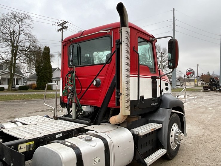 2013-mack-cxu613-day-cab-image-10