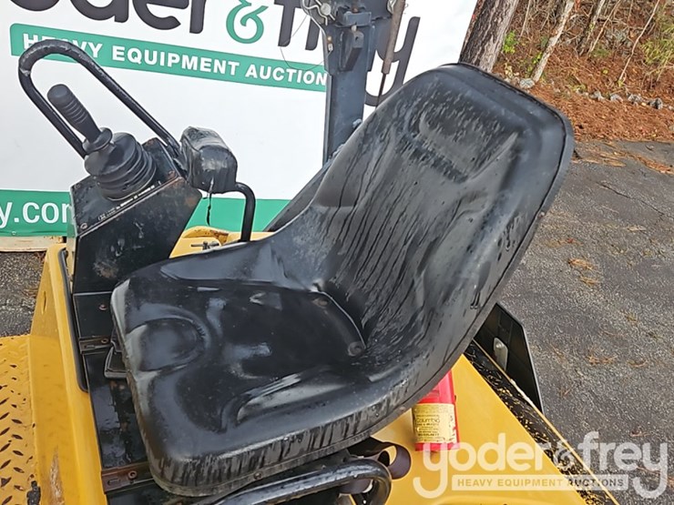 2011-caterpillar-cb34b-image-24