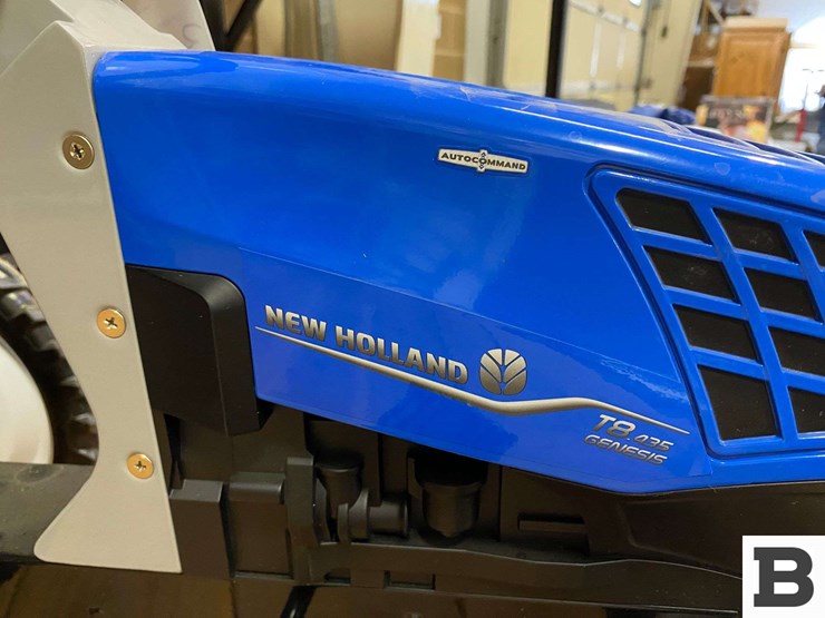 new-holland-t8.035-genesis-toy-pedal-tractor-image-7
