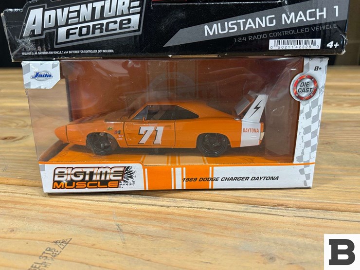 (1)-motor-max-(1)-jada-die-cast-replica-toy-cars-(1)-adventure-force-radio-controlled-car-1:24-scale-image-4