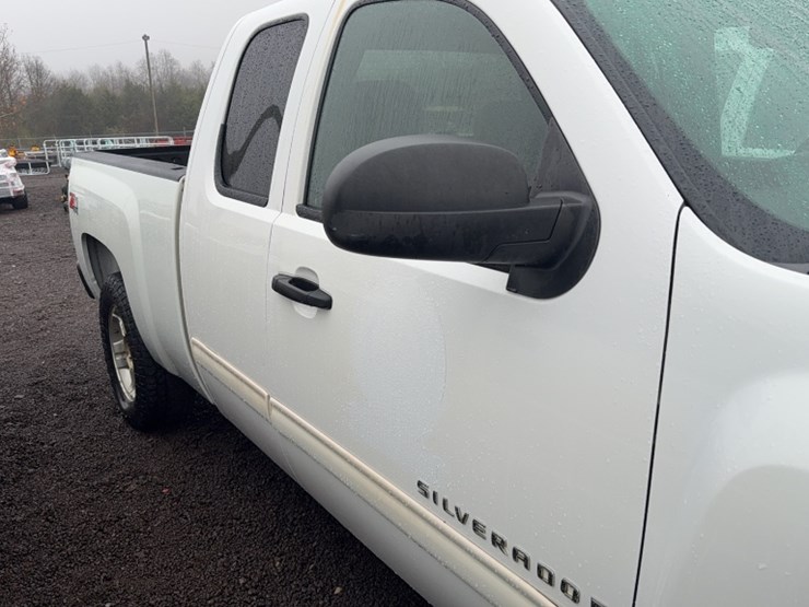 #3020-•-2009-chevy-silverado-z71-pickup-truck-image-7