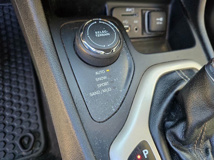 2016-jeep-cherokee-image-63